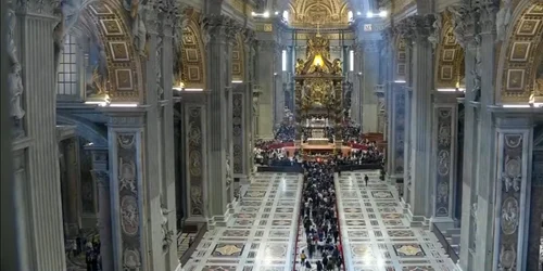 Zeci de mii de oameni așteptând în lungi cozi pentru a vedea sicriul deschis al Papei din Bazilica Sf Petru de la Vatican Captură video