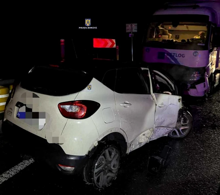 Femeia de la volan a murit în contactul frontal cu un camion FOTO: Poliția Română