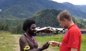 În Papua Noua Guinee s a împrietenit cu băştinaşii jpeg