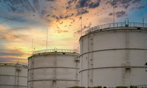 rezervoare petrol shutterstock