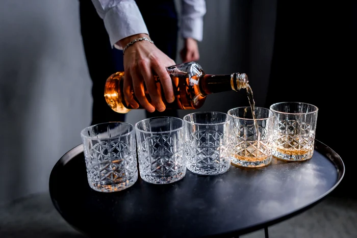 Alcool SURSĂ freepick