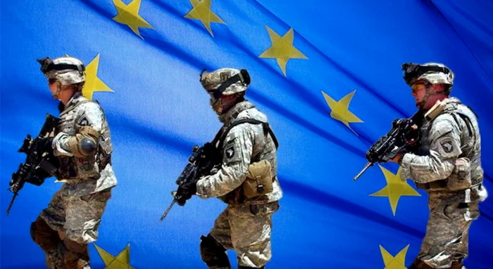Trei soldați UE echipați, cu arma în mână ân fața steagului UE