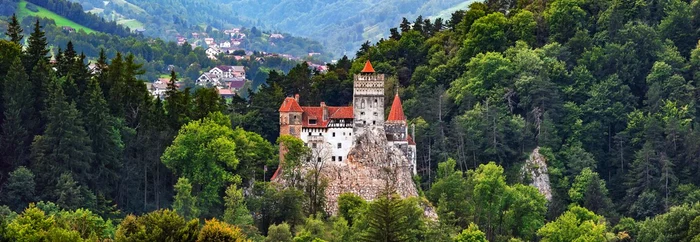 Imagine cu Castelul Bran înconjurat de natură Foto Castelul Bran