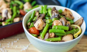 Salata rece cu fasole verde si piept de pui Sursa foto shutterstock 633823160 jpg