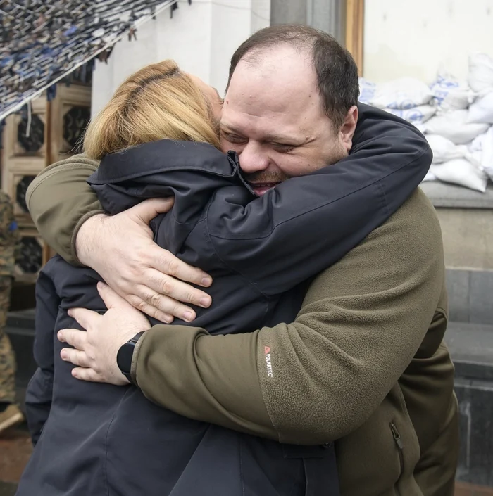 Preşedinta Parlamentului European, Roberta Metsola l-a îmbrăţişat pe preşedintele Parlamentului Ucrainei, Ruslan Stefanchuc, în prima vizită a unui oficial UE de la invazia rusă în Ucraina Foto: twitter