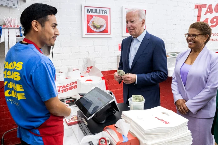 Joe Biden a plătit de patru ori prețul unei comenzi de mâncare / Foto AFP