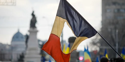 drapel steag romania revolutie fara stema foto sutterstock