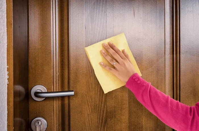Trucul care ne poate ajuta să curățăm ușor ușile de lemn / foto: Shutterstock