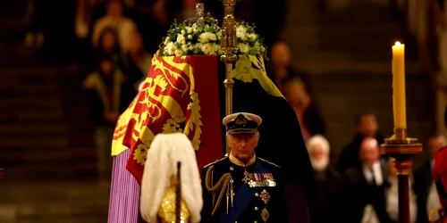 Charles, priveghi la sicriul Reginei Elisabeta FOTO Profimedia