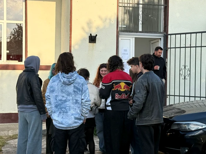 Până la 6:30 au votat în jur de 15-20 tineri la secția din Vama Veche. FOTO: VV