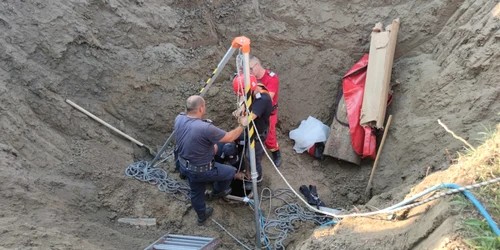 intervenţie dramatica in olt pentru salvarea unei femei de 80 ani - foto isu olt