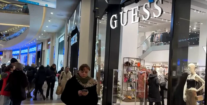 În mall-urile din Rusia au rămas branduri internțaionale precum Guess, Rolex, Armani. FOTO: Captură 