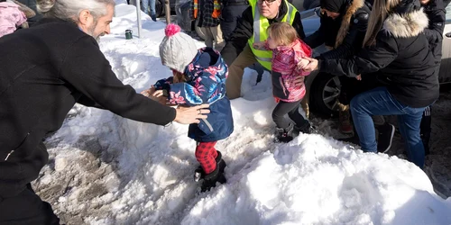 Cinci copii grav răniți în Canada după ce un autobuz a intrat în clădirea unei grădinițe FOTO Profimedia 