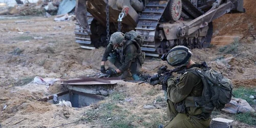 soldati israelieni verifica tunelurile hamas din gaza foto IDF jpg