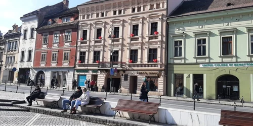 Inimioare la ferestrele unui hotel din Centrul Istoric al Braşovului FOTO Ioan Buciumar
